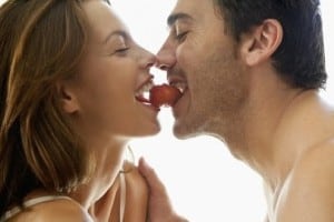 couples-eating-strawberry